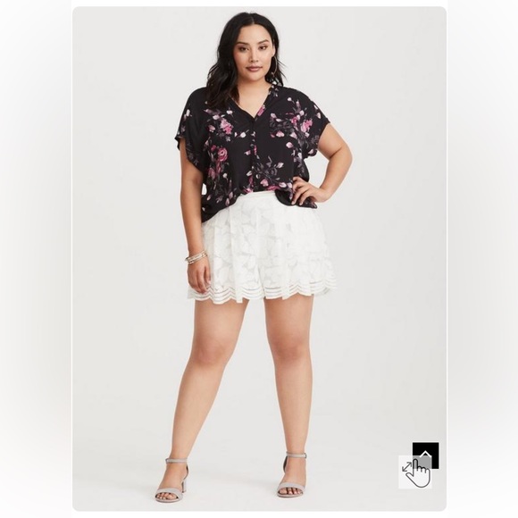 NWOT Torrid Ivory Floral Lace Shorts Size 1 X - Picture 2 of 8